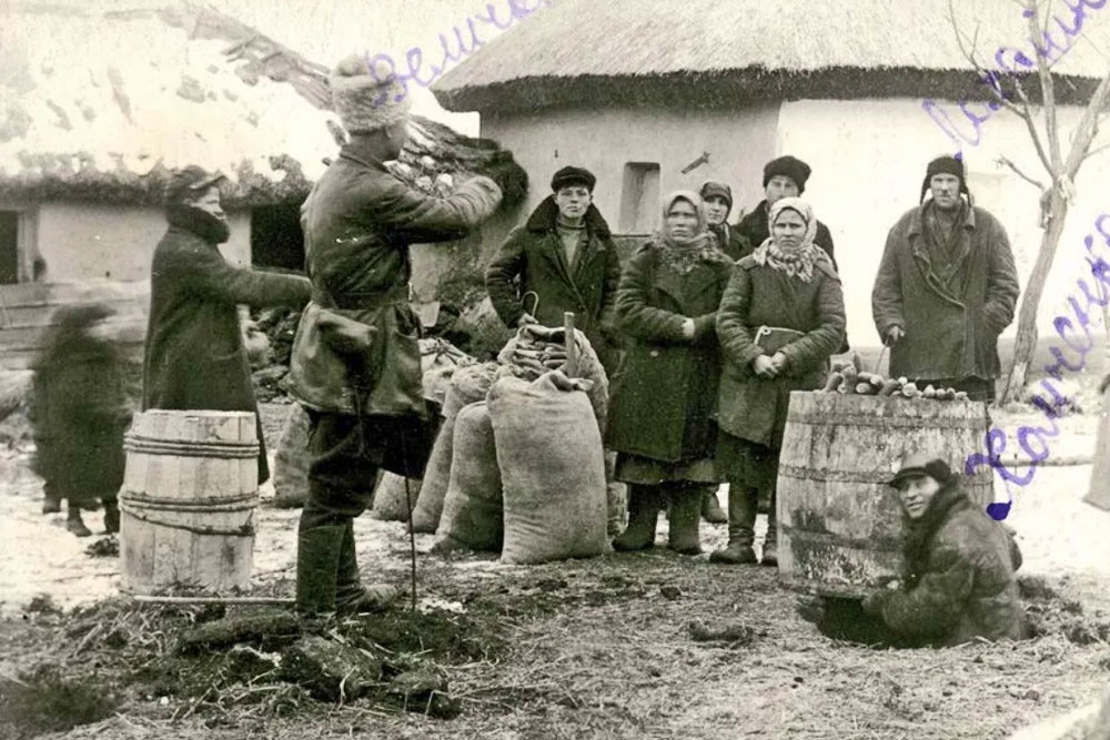 Image: Grain confiscation in Novokrasne (Arbuzynka Raion, now Mykolaiv Oblast), October 1932. Source: history.org.ua 